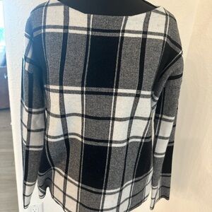 Tahari Monochrome Buffalo plaid Knit sweater